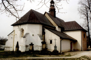 Gotycki kościół z XIV wieku pw. Matki Bożej Wniebowziętej w Świętomarzy