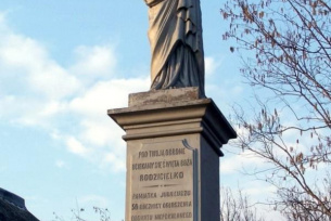 Kamienna figura Matki Bożej z 1904