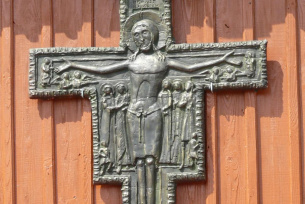 Krzyż nad głównym wejściem do kościoła św. Zofii w Ratajach